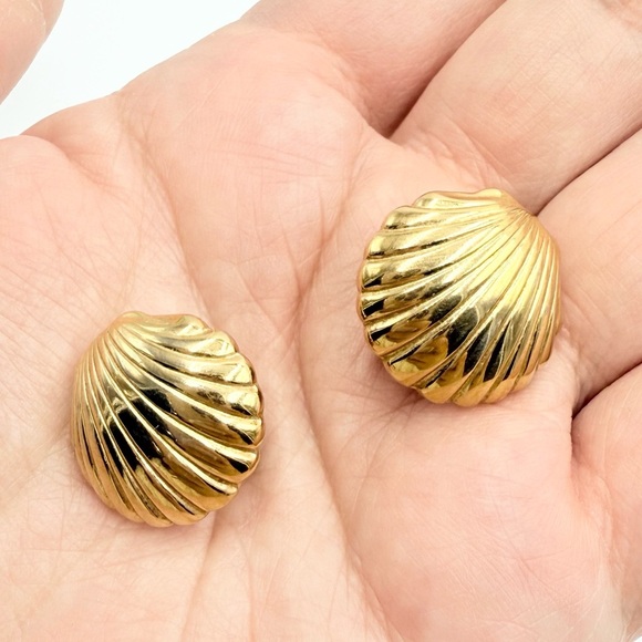 Vintage Clam Shell Gold Tone Clip on Earrings - Picture 4 of 5